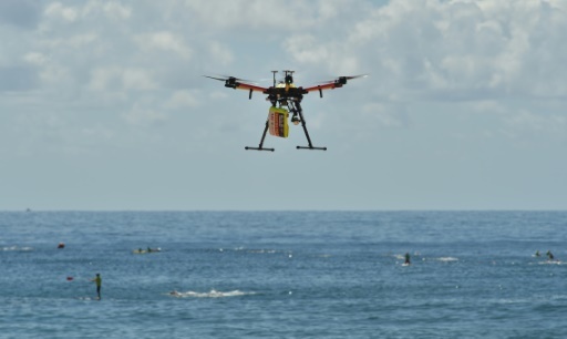 Un drone utilisé pour la surveillance des requins au large de la plage de Bilgola au nord de Sydney le 10 décembre 2017 © PETER PARKS AFP