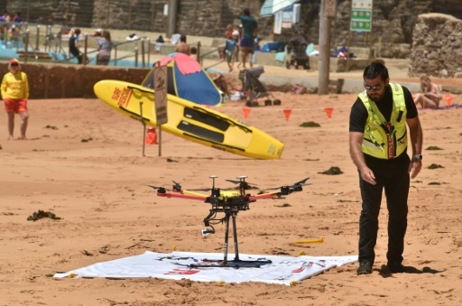 Un drone utilisé pour la surveillance des requins sur la plage de Bilgola au nord de Sydney le 10 décembre 2017 © PETER PARKS AFP/Archives