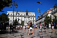  Des touristes à Lisbonne en août 2017. Cette année, le Portugal devrait afficher une croissance de 2,7 % (contre – 4 % en 2012), un déficit public ramené à 1,5 % du PIB (6 % en 2012) et un chômage à 9 % (16 % en 2012). 