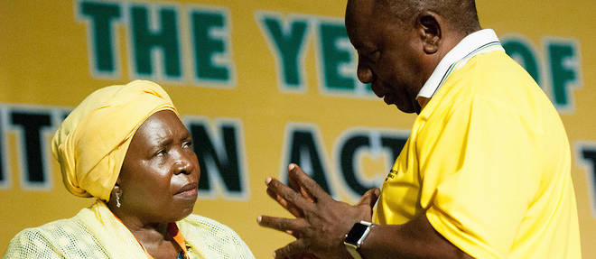 Le vice-pr&#233;sident Cyril Ramaphosa discute avec le Dr Nkosazana Dlamini-Zuma lors du COnseil g&#233;n&#233;ral national de l'ANC le 9 octobre 2015 au Gallagher Convention Center &#224; Midrand, en Afrique du Sud.&#160;
