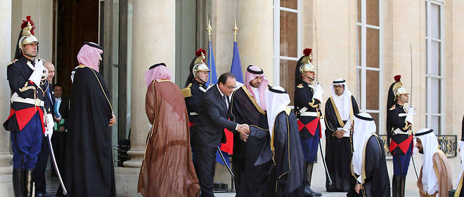 Le 24&#160;juin 2015, une d&#233;l&#233;gation saoudienne est re&#231;ue &#224; l'&#201;lys&#233;e par Fran&#231;ois Hollande. &#192; gauche, en haut des marches, se tient Mohammed ben Salmane, alors ministre de la D&#233;fense.
&#160;