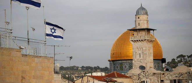 Le drapeau isra&#233;lien flotte pr&#232;s du d&#244;me du Rocher sur le site de la mosqu&#233;e Al-Aqsa.