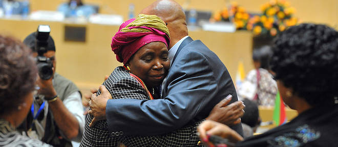 Derri&#232;re Nkosazana Dlamini-Zuma, la d&#233;fense des int&#233;r&#234;ts multiples du clan Zuma dont la survie judiciaire de Jacob Zuma.