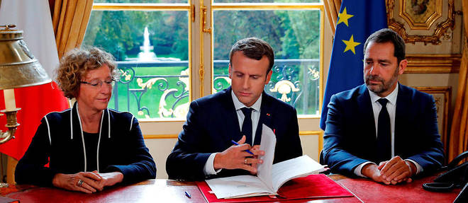 Emmanuel Macron en compagnie de Muriel Penicaud et Christophe Castaner lors de la signature des ordonnances sur la reforme du Code du travail.