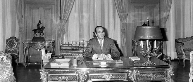 Jacques Chirac &#224; son bureau de maire de Paris le lendemain de son &#233;lection, le 26 mars 1977.