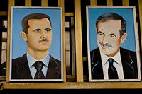  Des posters de Bachar el-Assad et de son père, Hafez el-Assad, à Damas. Au-delà des péripéties actuelles, un long contentieux couve entre la Syrie et la France, qui débute en 1916 avec les accords Sykes-Picot. 