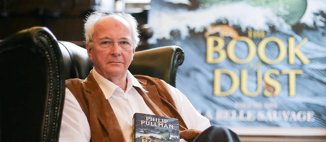 Philip Pullman pose avec son dernier roman, La Belle Sauvage, le 18 octobre 2017 a Oxford.