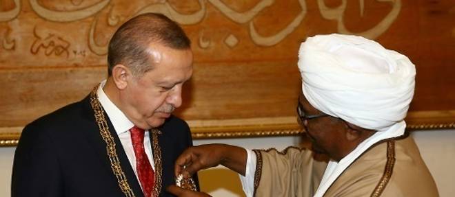 Premiere visite d'Erdogan au Soudan, signature d'accords commerciaux et militaires