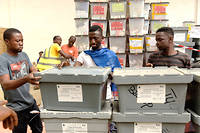  Les employés de la Commission électorale (NEC) à l'œuvre pour répartir les urnes dans les différents bureaux de vote du pays. 