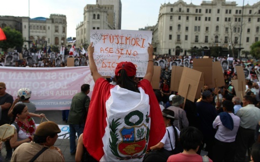 Des Péruviens manifestent contre la grâce accordée par le président Pedro Pablo Kuczynski à l'ex-président Alberto Fujimori, le 25 décembre 2017 à Lima © Juan Vita AFP