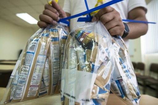 Des échantillons de laits infantiles commercialisés par Lactalis au Pérou sous la marque Gloria Stage 3 envoyés au ministère de la Santé le 11 décembre 2017 après une alerte à la contamination par des salmonelles © CRIS BOURONCLE, CRIS BOURONCLE AFP/Archives