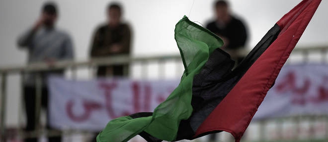Un drapeau libyen flotte &#224; Derna en f&#233;vrier 2011.&#160;