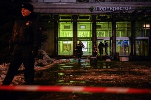 Des policiers sur les lieux d'une explosion dans un supermarché, le 27 décembre 2017 à Saint-Pétersbourg, en Russie © Olga MALTSEVA AFP