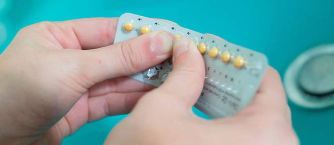 Une adolescente en train de prendre une pilule contraceptive dans sa salle de bains. La pilule reste la methode de contraception la plus utilis&#233;e en France, mais son utilisation est en net recul.