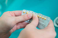  Une adolescente en train de prendre une pilule contraceptive dans sa salle de bains. La pilule reste la methode de contraception la plus utilisée en France, mais son utilisation est en net recul. 