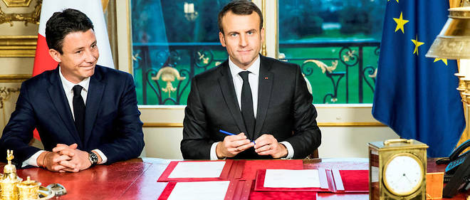 Emmanuel Macron et le porte-parole du gouvernement Benjamin Griveaux le 30 d&#233;cembre 2017. Selon le pr&#233;sident, les journalistes doivent pr&#233;f&#233;rer aux propos de coulisses la parole officielle...&#160;