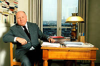 Jean-François Revel à son bureau, en 1991.  ©ULF ANDERSEN
