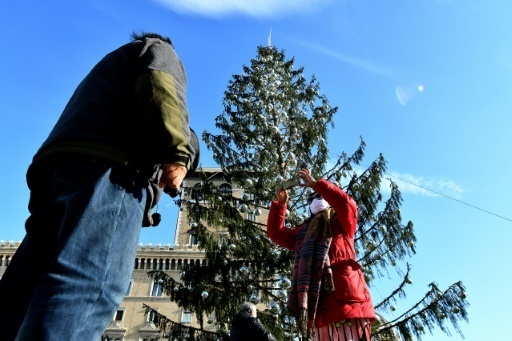 Rome Larbre De Noël Déplumé Pourrait Finir Au Musée Le - 