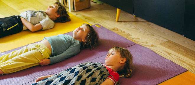 Dans une s&#233;ance de yoga pour les enfants, pas toujours &#233;vident de faire tenir les plus petits tranquilles.