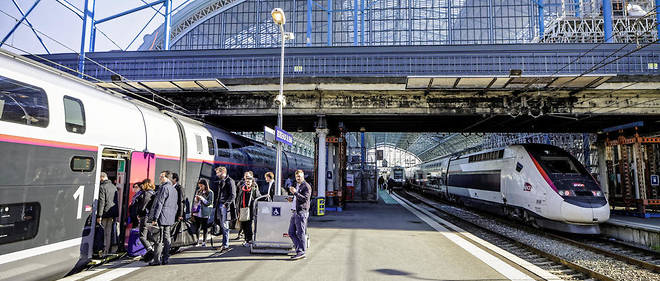 Des voyageurs embarquent dans un TGV &#224; la gare de Bordeaux Saint-Jean. (Illustration)
