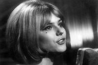 La chanteuse France Gall se produit en mars 1965 dans le cadre de l'Eurovision. / AFP