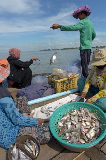 Pêcheurs sur le Mékong au Cambodge, le 5 janvier 2018 © TANG CHHIN SOTHY AFP