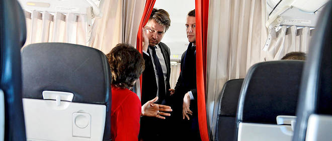 Emmanuel Macron en campagne &#224; bord de l'avion le ramenant de Berlin.