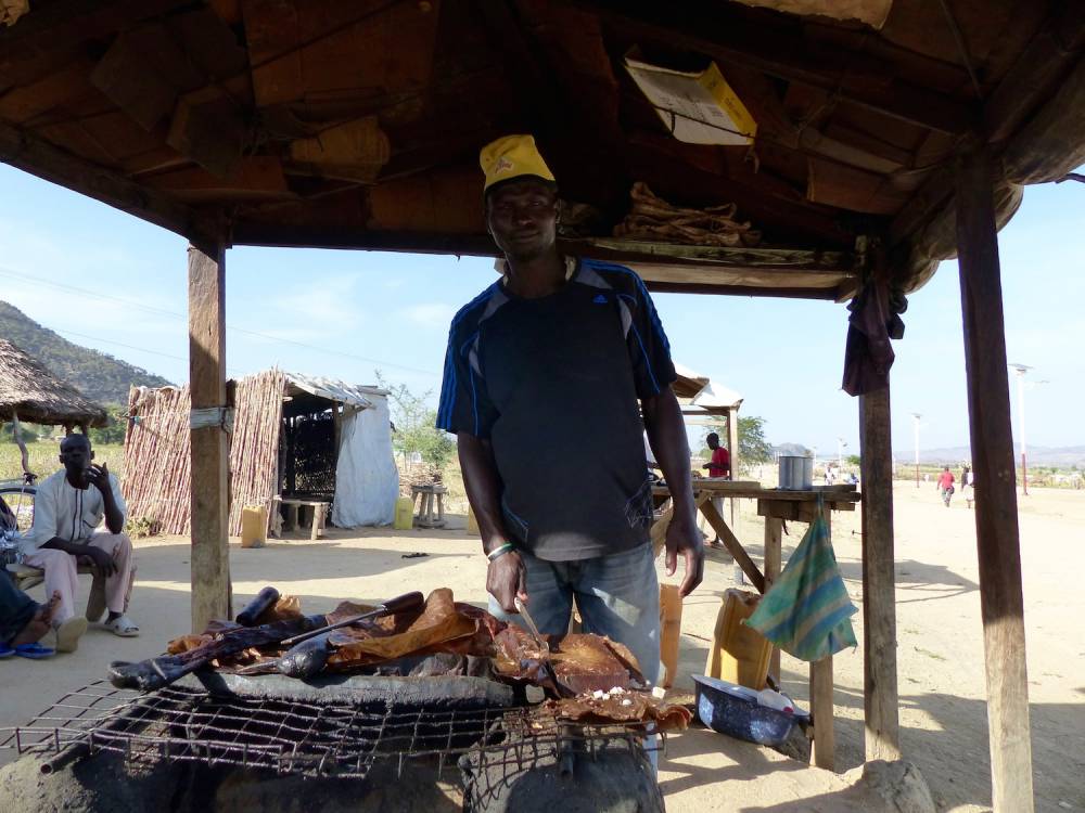 Au camp de Minawao, de petits commerces informels se sont créés. Ici, des réfugiés vendent des brochettes de viande. ©  Sophie Douce