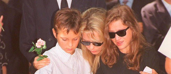 La chanteuse France Gall et ses deux enfants Rapha&#235;l et Pauline lors des obs&#232;ques de leur p&#232;re, Michel Berger, en ao&#251;t 1992.
