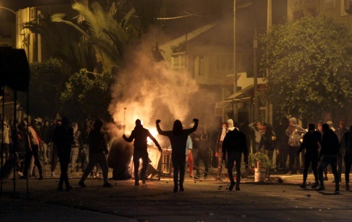 Des dizaines de jeunes jettent des pierres contre les forces de l'ordre à Siliana dans le nord de la Tunisie dans la nuit du 11 au 12 janvier 2018 © Faouzi DRIDI AFP