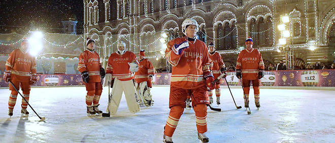 Quelle &#233;quipe ! Vladimir Poutine a particip&#233; &#224; un match de hockey sur glace avec les stars de la discipline, le 22&#160;d&#233;cembre 2017, sur la place Rouge.
