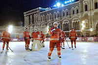  Quelle équipe ! Vladimir Poutine a participé à un match de hockey sur glace avec les stars de la discipline, le 22 décembre 2017, sur la place Rouge. 