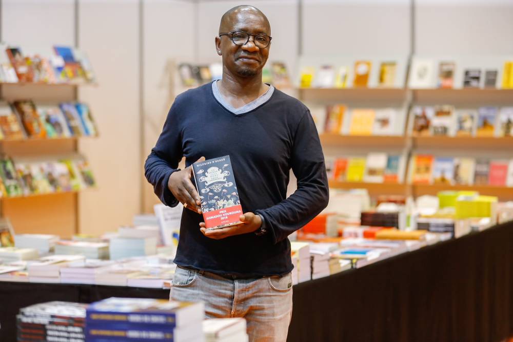 Wilfried N'Sondé avec son livre qui lui vaut le prix Ahmadou Kourouma. ©  Pierre Albouy