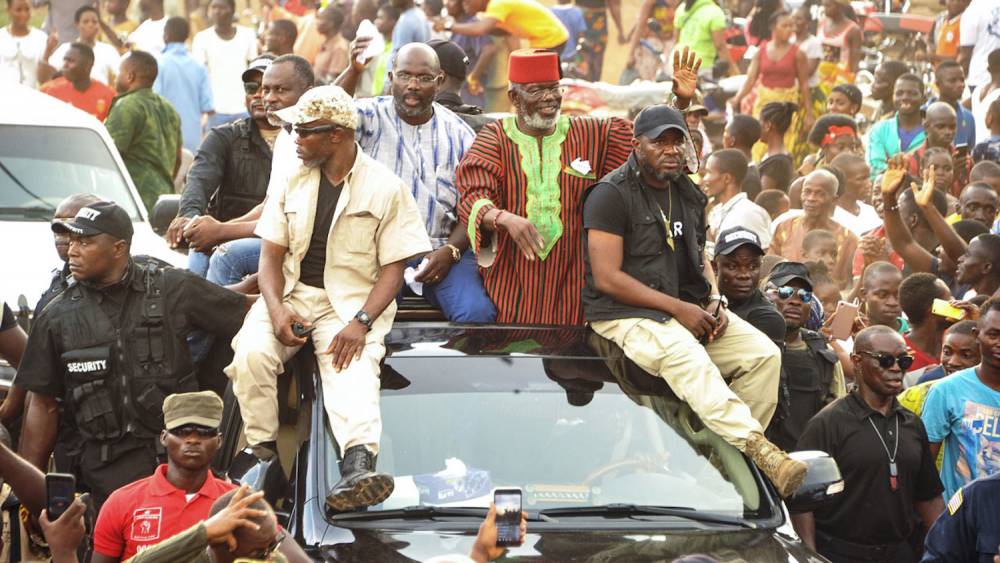 Au Liberia, en octobre 2017, l’ex-seigneur de la guerre Prince Johnson (à droite) a soutenu le futur vainqueur de la présidentielle, George Weah (à gauche).  ©  Zoom Dosso/AFP