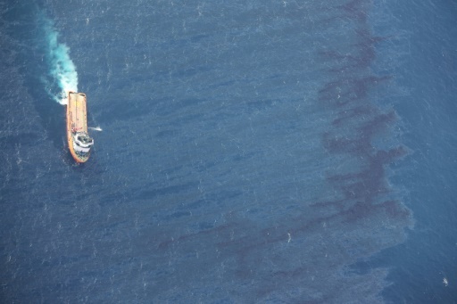 Photo prise le 15 janvier 2018 par le ministère chinois des Transports d'un bateau chinois tentant de nettoyer les fuites d'hydrocarbures après le naufrage du pétrolier iranien Sanchi en mer de Chine orientale  © HANDOUT Ministère chinois des Transports/AFP