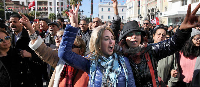 Dignit&#233;. La foule comm&#233;more le 7e&#160;anniversaire de&#160;la r&#233;volution du Jasmin, avenue Habib-Bourguiba, &#224; Tunis, le&#160;14&#160;janvier.
