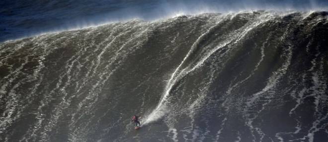 A Nazare, une houle geante prise d'assaut par les surfeurs de l'extreme