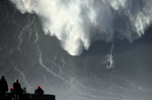 L'Australien Ross Clarke-Jones lors d'une session de surf à Praia do Norte de Nazaré, le 18 janvier 2018  © FRANCISCO LEONG AFP