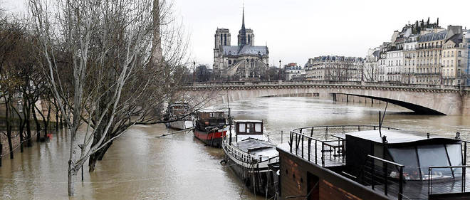 La Seine d&#233;borde &#224; Paris, o&#249; les berges sont d&#233;sormais inaccessibles.
