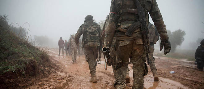 Des soldats de l'Arm&#233;e syrienne libre appuy&#233;s par des forces turques dans la r&#233;gion d'Afrine au nord de la Syrie.