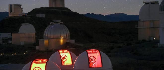 Sur cette vue nocturne de l&#8217;Observatoire europ&#233;en de La Silla au Chili figurent les trois t&#233;lescopes d&#8217;ExTrA.