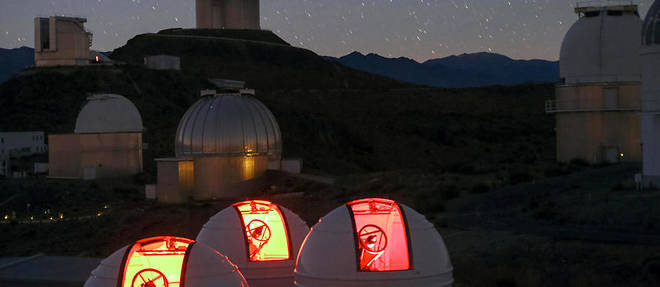Sur cette vue nocturne de l&#8217;Observatoire europ&#233;en de La Silla au Chili figurent les trois t&#233;lescopes d&#8217;ExTrA.