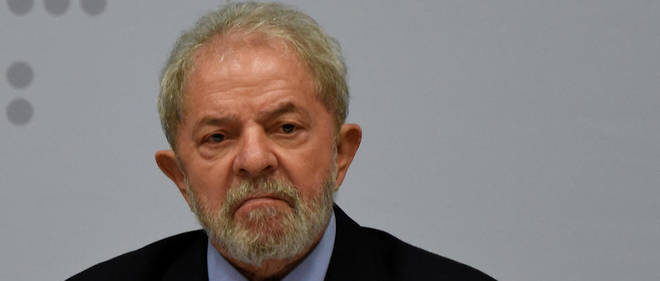 Lula est accus&#233; d'avoir re&#231;u un triplex en bord de mer du groupe de b&#226;timent OAS en &#233;change de l'attribution de march&#233;s publics de Petrobras pendant sa pr&#233;sidence (2003-2010).&#160;
