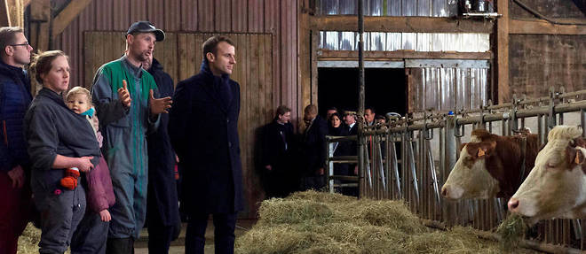 Emmanuel Macron dans une ferme &#224; Auri&#232;res, dans le Puy-de-D&#244;me.