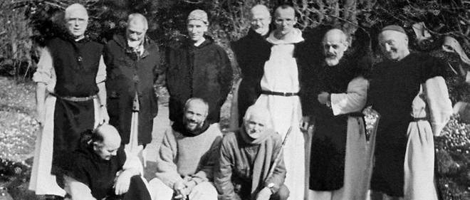 Sur cette photo se trouvent six des sept moines assassin&#233;s en 1996.