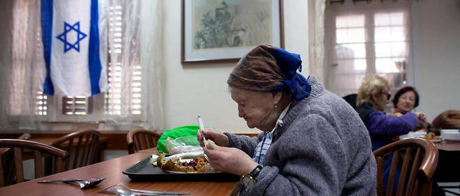 Des survivants de l'Holocauste dans une maison de retraite qui leur est d&#233;di&#233;e &#224; Ha&#239;fa.