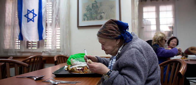 Des survivants de l'Holocauste dans une maison de retraite qui leur est d&#233;di&#233;e &#224; Ha&#239;fa.