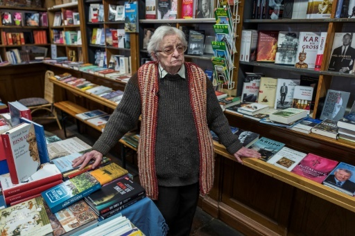 Helga Weyhe la propriétaire de la librairie la plus ancienne d'Allemagne parmi les livres dans sa boutique à Salzewedel, le 10 janvier 2018 © John MACDOUGALL AFP