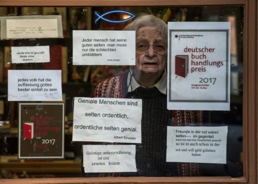 Helga Weyhe derrière la vitrine de sa librairie la plus ancienne d'Allemagne, à Salzewedel, le 10 janvier  2018 © John MACDOUGALL AFP