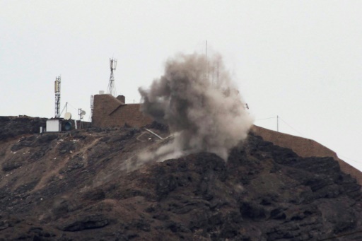 De la fumée est observée sur une colline d'Aden, la deuxième ville du Yémen, lors de combats entre les forces gouvernementales et celles des séparatistes du sud, le 28 janvier 2018 © SALEH AL-OBEIDI AFP